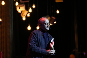 حضور اردشیر رستمی کاریکاتوریست، تصویرساز، شاعر و بازیگر در رویداد «شب واژه و نوا» - اردبیل