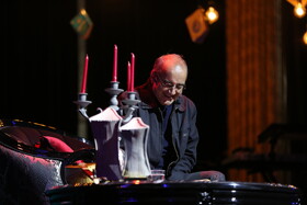 حضور اردشیر رستمی کاریکاتوریست، تصویرساز، شاعر و بازیگر در رویداد «شب واژه و نوا» - اردبیل