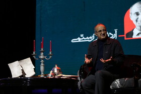 حضور اردشیر رستمی کاریکاتوریست، تصویرساز، شاعر و بازیگر در رویداد «شب واژه و نوا» - اردبیل