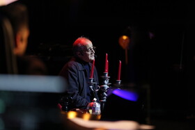 حضور اردشیر رستمی کاریکاتوریست، تصویرساز، شاعر و بازیگر در رویداد «شب واژه و نوا» - اردبیل