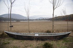 قایق رهاشده در بستر خشک شده دریاچه؛ نشانه‌ای روشن از افت شدید تراز آب در پاییز امسال.