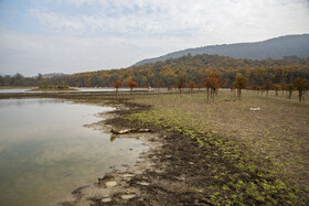 نمایی از بخش شمالی دریاچه الندان که تنها باریکه‌ای از آب در میان بستر خشک‌شده باقی مانده است.