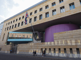 انگلیس برای کاستن از هزینه‌ها چوب حراج به سفارتخانه‌هایش می‌زند