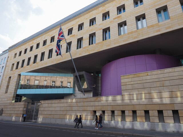 انگلیس برای کاستن از هزینه‌ها چوب حراج به سفارتخانه‌هایش می‌زند