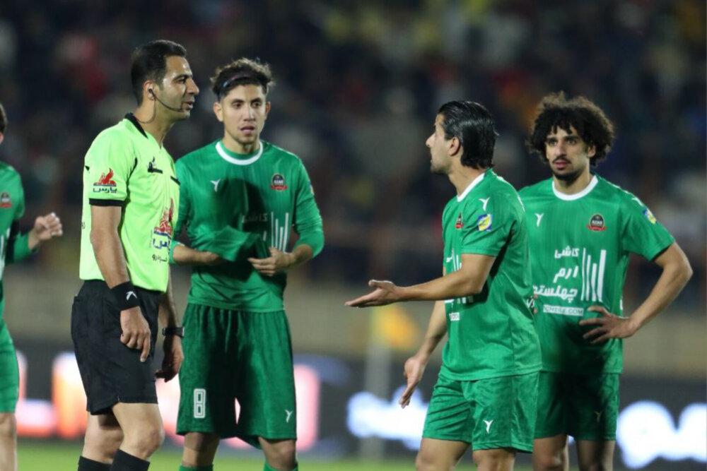 حمله به ماشین داور بازی شمس‌آذر - پرسپولیس