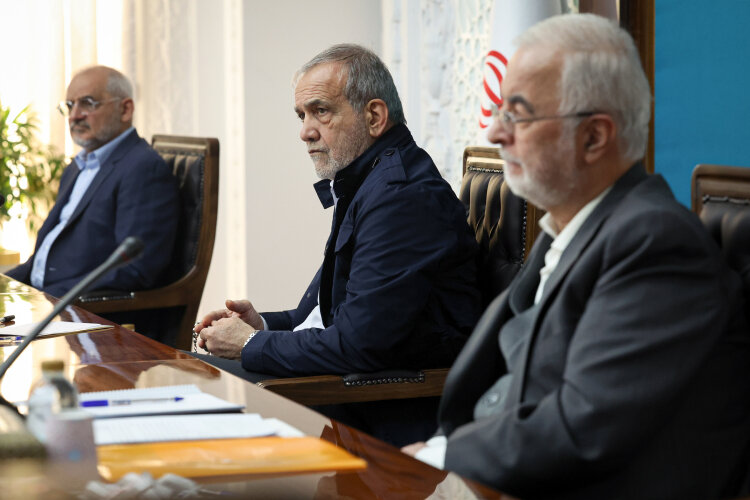 تاکید رئیس جمهور بر تلاش برای تغییر جدی سوخت خودروهای عمومی و خصوصی 