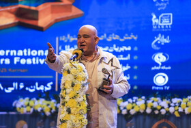 نادر سلیمانی ،بازیگر در مراسم‌ اختتامیه ششمین جشنواره بین‌المللی «ستاره‌های صحنه» - کرمان