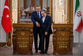 نشست خبری هاکان فیدان، وزیر خارجه ترکیه و سیدعباس عراقچی، وزیر خارجه ایران