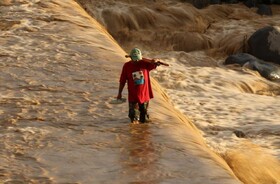 تلفات سیلاب‌های ویرانگر در جنوب شرق آسیا از ۶۰۰ نفر گذشت+فیلم