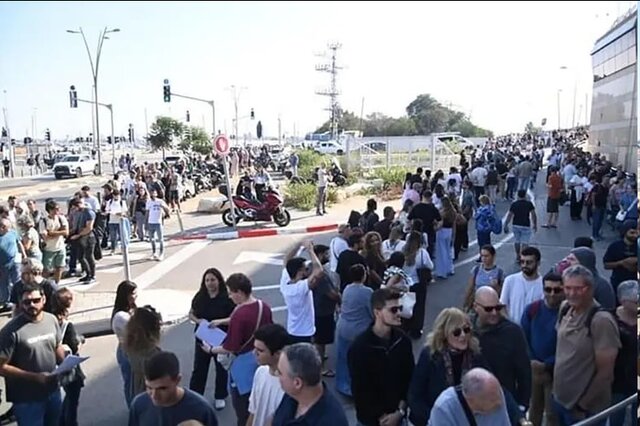 صف طولانی اسرائیلی‌های فراری از سرزمین‌های اشغالی مقابل سفارت پرتغال