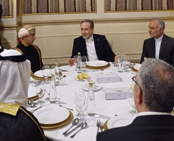 حضور عراقچی در مراسم روز ملی عمان در تهران حضور عراقچی در مراسم روز ملی عمان در تهران