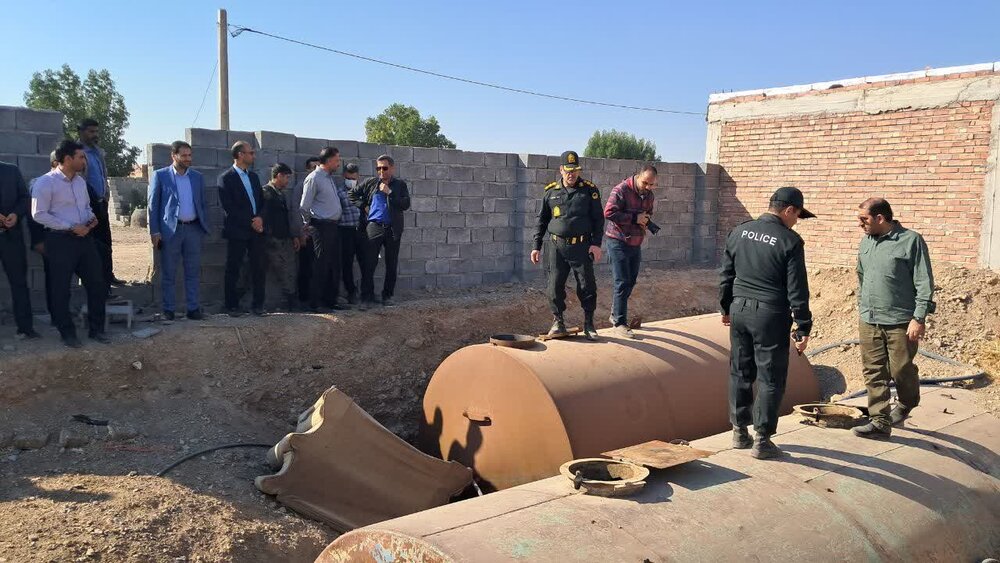 فرماندار عنبرآباد: روزهای امن قاچاقچیان سوخت تمام شد/مردم مکان‌های دپو را گزارش دهند