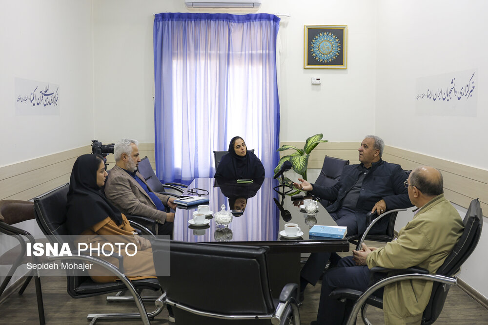 دغدغه محقق باید بی‌سوادی باشد نه بی‌پولی