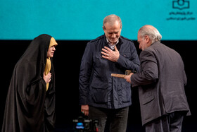 تقدیر از برگزیدگان توسط مسعود پزشکیان، رئیس جمهور در همایش خانواده، آینده و پیوندهای پایدار