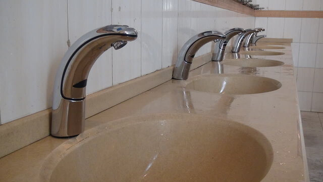 اهدای شیرآلات کاهنده مصرف آب به مدارس و ادارات همدان