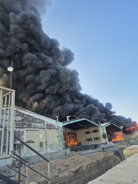 حریق گسترده چند کارخانه در شهرک صنعتی ۲ یزد + عکس