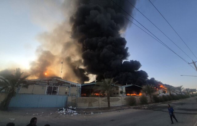 حریق گسترده چند کارخانه در شهرک صنعتی ۲ یزد + عکس