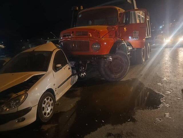 برخورد کامیون با ۶ خودروی پارک‌شده در بلوار کوهسار شیراز/ ۵ نفر مصدوم شدند
