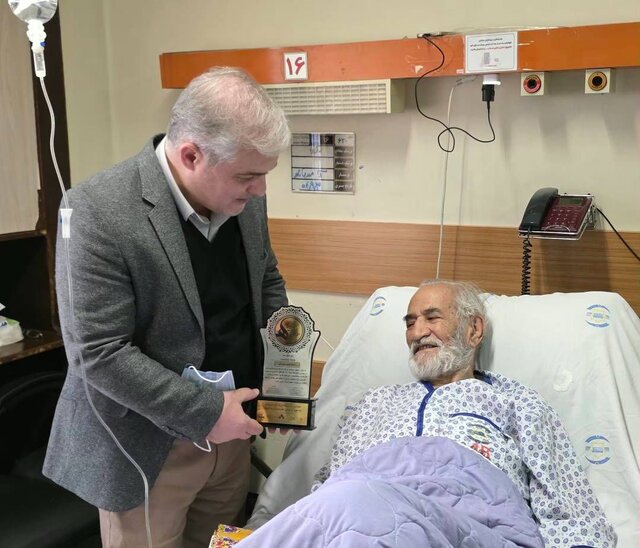 بیماری و تخت بیمارستان هم مانع هنرنمایی هنرمند پیشکسوت نشد!