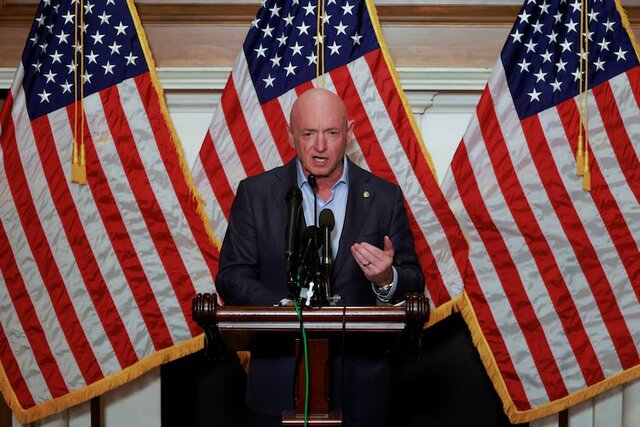 سناتور کلی: از ترامپ نمی‌ترسم، هگست باید در حملات در کارائیب توضیح دهد