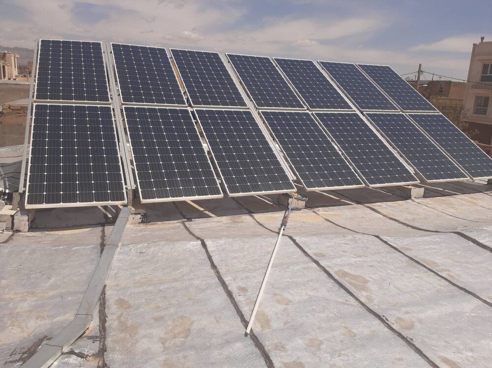 امضای تفاهم‌نامه توسعه نیروگاه‌های پشت‌بامی و جایگزینی کولرهای کم‌مصرف در اراک