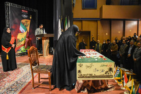 مادر شهیدان سیدجمال و سید مهدی احمدپناهی در مراسم اختتامیه هجدهمین سوگواره بین المللی "مهر محرم" - سمنان