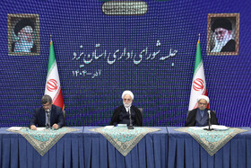 از سمت چب بابایی استاندار، محسنی‌اژه‌ای رییس قوه قضاییه و طهماسبی رئس کل دادگستری استان 