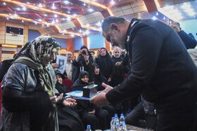 تقدیر امیر دریادار شهرام ایرانی فرمانده نیروی دریایی ارتش جمهوری اسلامی ایران از خانواده امیر دریادار "شهید محمد ابراهیم همتی" در سمنان