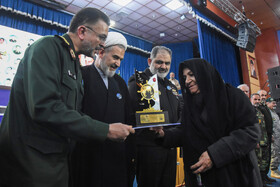 تقدیر از خانواده محترم شهدا در یادواره امیر دریادار "شهید محمد ابراهیم همتی" - سمنان