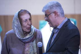 ژاله آموزگار، پژوهشگر فرهنگ و زبان‌های باستانی، اسطوره شناس، مترجم و نویسنده در آئین رونمایی مجموعه‌ٔ اسناد داخلی و خارجی