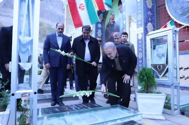 ادای احترام دبیرکل ستاد مبارزه با مواد مخدر کشور به مقام شهدای کرمان