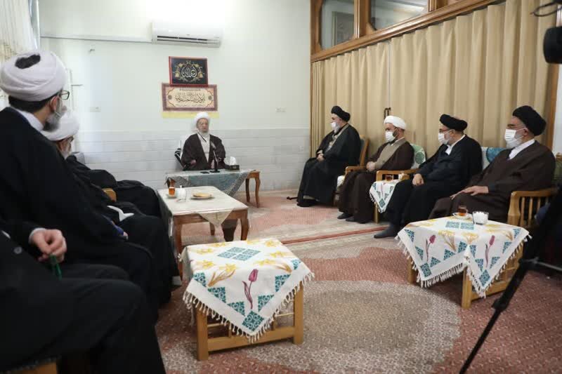 تأکید آیت‌الله مکارم شیرازی بر تقویت برنامه‌های فرهنگی آستان‌های مقدس