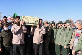 مراسم تشییع و تدفین پیکر مطهر شهید گمنام ۱۸ساله دفاع مقدس در همدان