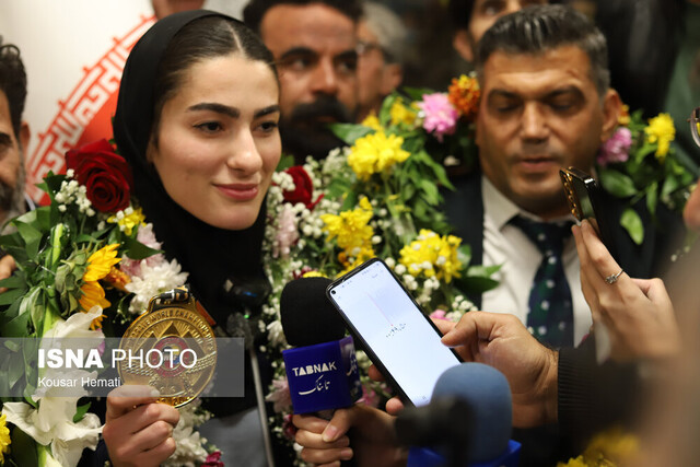 مراسم استقبال از آتوسا گلشادنژاد اولین دارنده مدال طلای کاراته جهان