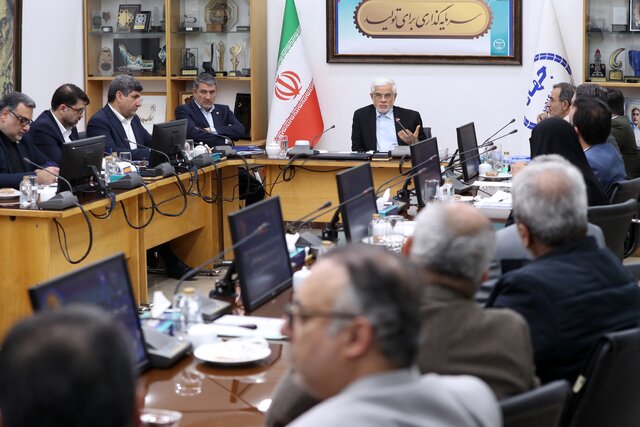 عارف: ۱۶ آذر باید همیشه زنده باشد/ انقلاب ما به این نماد نیاز دارد