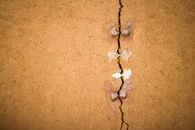 «بسط های تشخیص آسیب گسل و رانش که در این قسمت از کعبه زرتشت نشان از رانش شدید بوده چون بسط ها از هم جدا شده اند » 