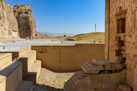 «کعبه زرتشت» نشان از فشار گسل ها در این منطقه 