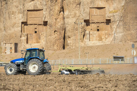 یکی از عوامل مهم فرو نشستهای محوطه نقش رستم کشاورزی و استفاده ازسفره های آب زیر زمینی است که باعث فرو نشستهای این منطقه شده.