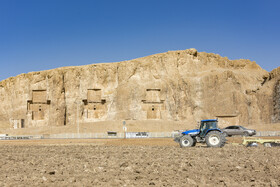 یکی از عوامل مهم فرو نشستهای محوطه نقش رستم کشاورزی و استفاده ازسفره های آب زیر زمینی است که باعث فرو نشستهای این منطقه شده.