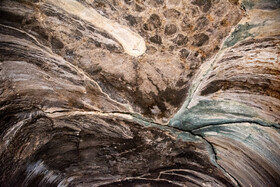 «مقبره خشایارشا» وجود رگه های آب که با روش JPR بطوری که رادار داخل سنگ فرستاده می شود تا محل تغذیه سنگ مشخص شود 