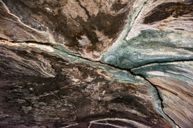 «سقف» «آرامگاه خشایارشا» رگه های ترک و شکاف  بالای سقف که برای مرمت بام این منطقه را ایزوله کرده اند.