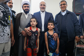 غلامحسین مظفری، استاندار خراسان رضوی و محمدباقر قالیباف، رئیس مجلس شورای اسلامی در افتتاح خانه کشتی شهر طرقبه