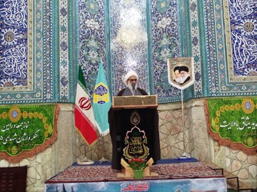 امام جمعه ورامین: انسان غربی در بحران معنویت و هویت گرفتار است