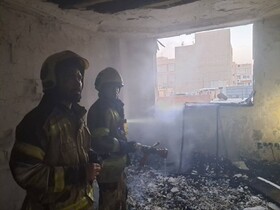 نجات ۱۵ ساکن از آتش‌سوزی شدید در ساختمان مسکونی نعمت‌آباد/ دو نفر دچار سوختگی و دودگرفتگی شدند