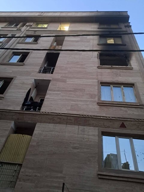 نجات ۱۵ ساکن از آتش‌سوزی شدید در ساختمان مسکونی نعمت‌آباد/ دو نفر دچار سوختگی و دودگرفتگی شدند