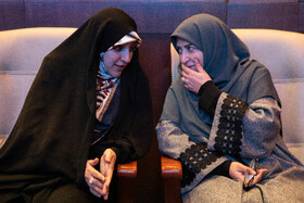 شینا انصاری، معاون رئیس‌جمهور و رئیس سازمان حفاظت محیط زیست و زهرا بهروزآذر، معاون رئیس‌جمهور در امور زنان و خانواده در آیین افتتاحیه هفته زن و تکریم مقام مادر