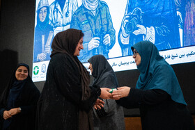 تقدیر از خانواده شهدای محیط زیست در حاشیه آیین افتتاحیه هفته زن و تکریم مقام مادر