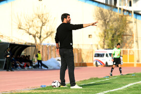 وحید بیاتلو سرمربی تیم آریو در دیدار بعثت کرمانشاه و آریو اسلامشهر - لیگ یک فوتبال