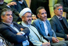 از چپ مهدی زندیه‌وکیلی استاندار مرکزی، حجت الاسلام کمساری رئیس موسسه تنظیم و نشر آثار امام خمینی (ره) و حسن قمری معاون سیاسی، امنیتی و اجتماعی استانداری مرکزی