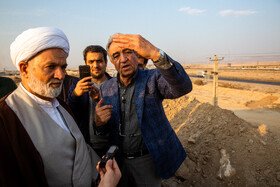 جمشید شیخ اکبری مدير عامل شركت ناوديس راه و حجت الاسلام قاسم روانبخش نماینده مردم قم در مجلس شورای اسلامی در بازدید از پروژه آزادراه شهید سلیمانی در قم